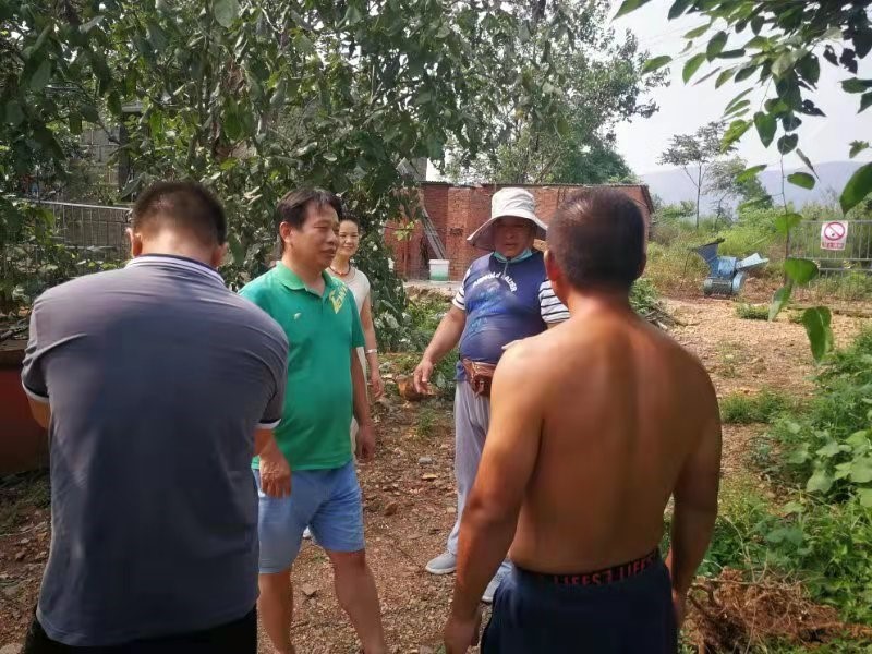 图3 果园灾后防控措施现场指导