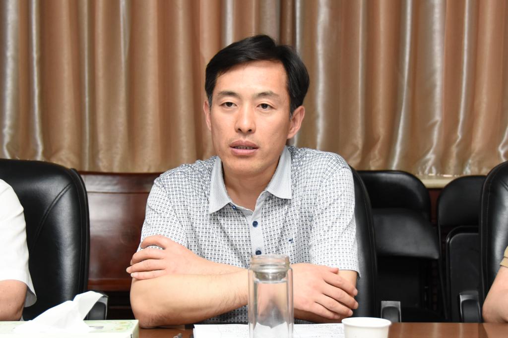 校长李成伟与教工交流